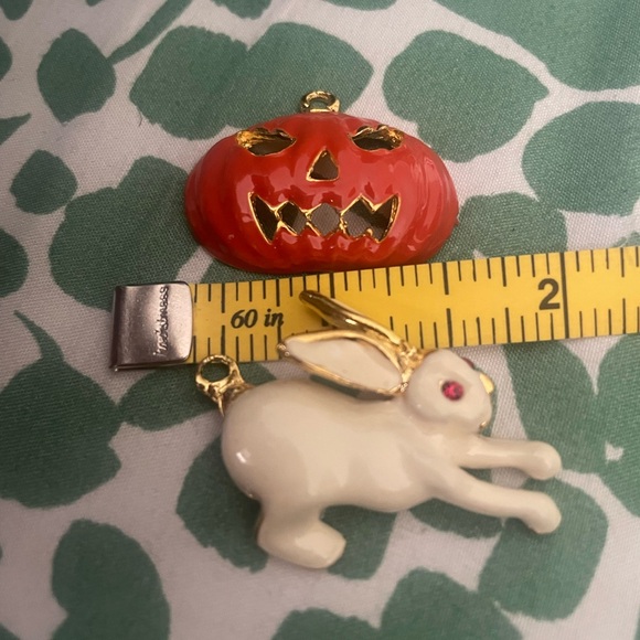 Vintage Phister Ent 1996 Signed Goldtone Bow Pin/Brooch & 6 Holiday Charms. - Picture 7 of 11